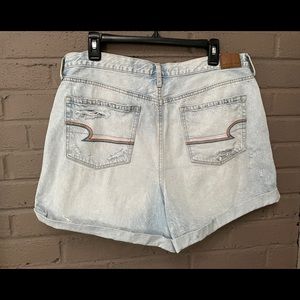 AEO  distressed light wash Mom jean shorts 16